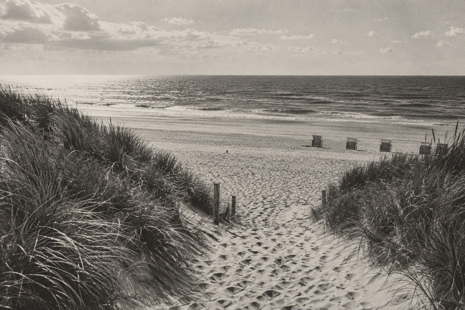 Illustrative Schwarz-Weiß-Ansicht eines Dünenwegs zum Meer